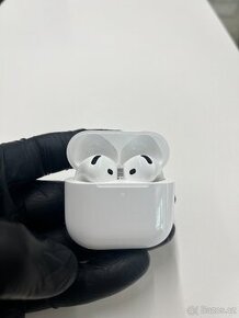 Apple AirPods 4 s Aktivním Potlačením Hluku