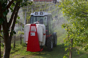 Nesený rosič AGP 120TN ventilátor uvnitř za malotraktor