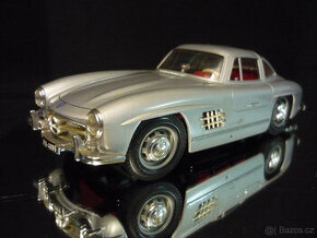 Mercedes Benz 300 SL stříbrný Bburago 1/18