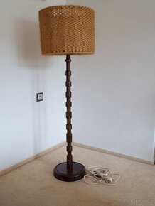 Dřevěná stojací lampa