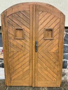 Obloukové dřevěné dveře