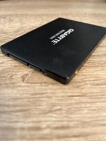 Nevyužívaný a rychlý SSD 250 GB GIGABYTE GP-GSTFS31256GTND :