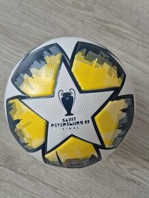 Fotbalový míč Adidas Champions League