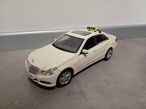 Maisto 1/18 Mercedes Benz E Class Taxi