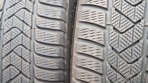 Prodám dvě zimní pneu PIRELLI 225/60/18,cena je za 2 kusy.Po