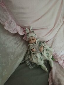 Keramické miminko, panenka s hrací skříňkou
