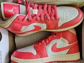 Air Jordan 1 Mid Strawberries And Cream - 1