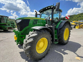 Traktor John Deere 6215R skladem