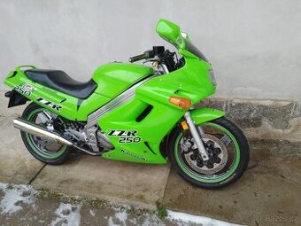 Kawasaki zzr 250