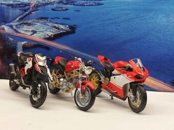 Modely motorek Ducati ( 1:18 ) Bburago. Cena za komplet.