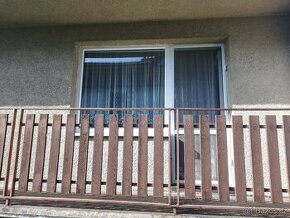 Sestava fixní okno (148x143) a balkonové dveře (88x206)