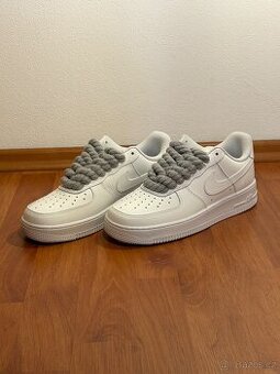 Nike Air Force 1 - Bílé s šedými šňůrkami