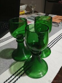 Zelené skleničky na víno