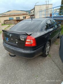 Prodám na škoda Octavia 2 sedan, světla, vrata, naraznik