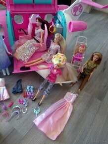 Barbie letadlo + 5x Barbie + oblečení