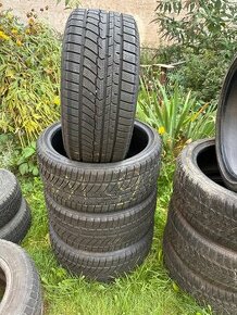 Sada zimních pneu 235/35 R19 - Austone