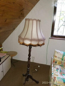 retro stojná lampa
