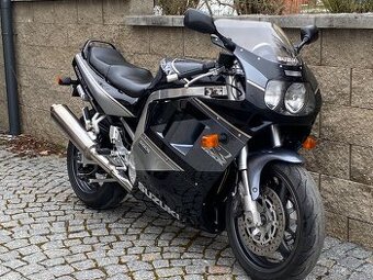 Suzuki gsx-r 1100  top stav