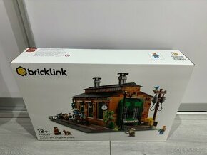 2x LEGO Bricklink 910033 Old Train Engine Shed