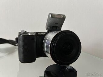 Sony Alfa 5N “bezzrcadlovka”, 2 objektivy