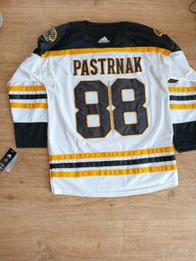 Dres NHL Davida Pastrňáka z Bostonu Bruins