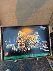 LEGO® Disney Princess™ 43242 Chaloupka Sněhurky a sedmi trpa