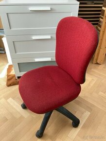 Otočná kancelářská židle