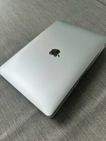 Stav 9/10 Apple MacBook Air M1 - stříbrný