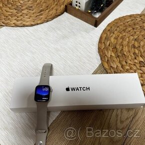 Apple Watch SE (2022) 40mm Hvězdně bílý