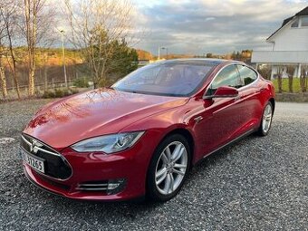 Tesla S P85+ 420k zdarma nabíjení