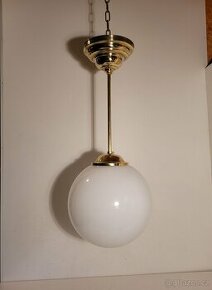 mosazný lustr, velká bílá koule 25 cm, až 4 ks