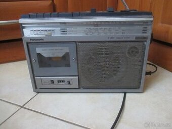 Nabízím retro radio Panasonic. Je funkční. Přehrávání MC kaz