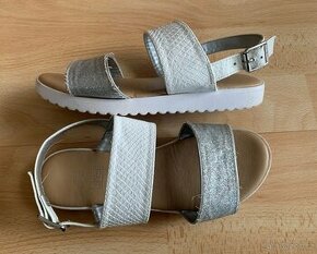 Boty & sandálky bílo-stříbrné F&F vel. 34