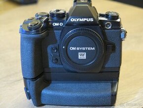 Olympus OM-D E-M1 + grip +3x baterie+ blesk + wifi adapter