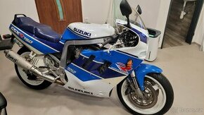 Suzuki GSX-R 750 rok 1990 v originálním laku s patinou