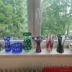 vázy z barevného křišťálu