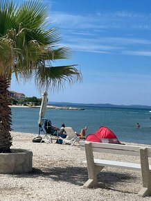 Chorvátsko, apartmány pri pláži s PIESKOM v mori