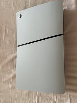 PlayStation 5 (slim) s mechanikou