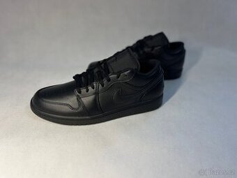 Air Jordan 1 Low "Triple Black"