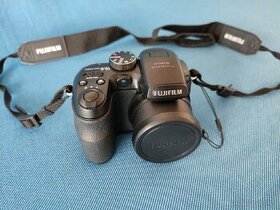 DIGITAL CAMERA FUJIFILM FINEPIX S 1500 s pouzdrem.