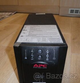 Záložní zdroj APC UPS - Smart-UPS 750