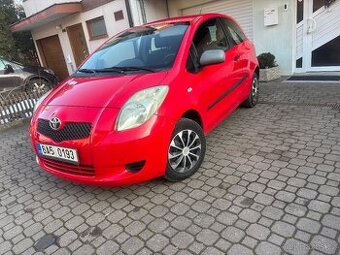 Toyota YARIS,PERFEKTNÍ NÁJEZD, GARAŽOV,48KW,1.0Benz,STK.3/26