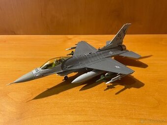 F-16 Fighting Falcon - model letadla 1:72