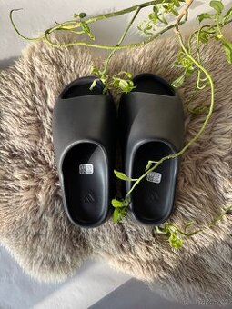 Yeezy Slides Onyx / Black 43