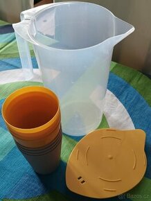 plastový džbán s kelímky - 1