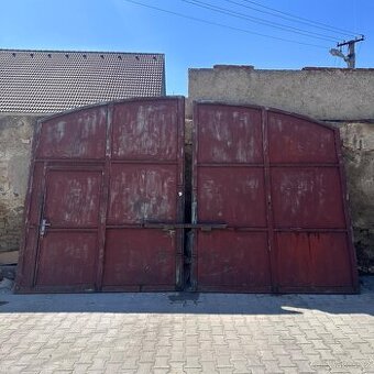 Železná brána s dveřmi