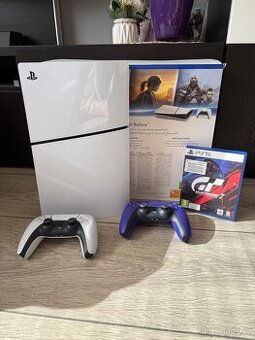 PlayStation 5 Slim s mechanikou a dvěma ovladači