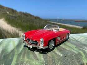 Model auta Mercedes-Benz  SL300 1:18 Bburago