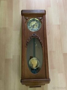 Nástěnné starožitné hodiny.