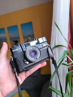 Kompaktní fotoaparát na kinofilm Minolta Hi-matic AF 2